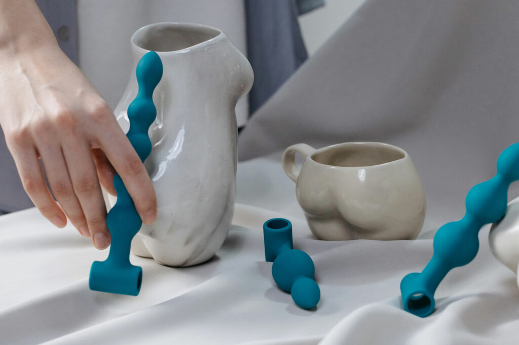 Blaue Anal Toys mit Vasen in Gesäßform