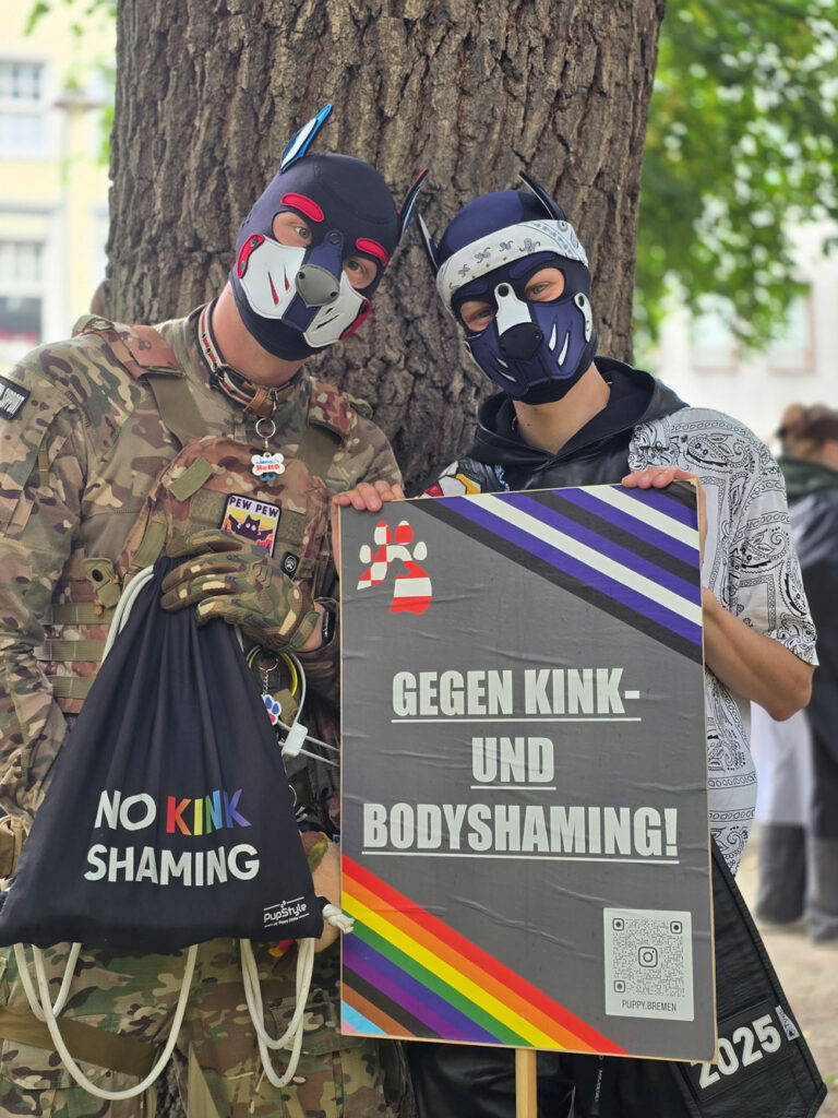Pup Uzuma mit Schild gegen Bodyshaming