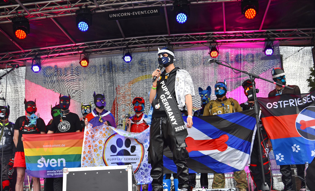 Pupplay-Community auf Bühne mit Flaggen