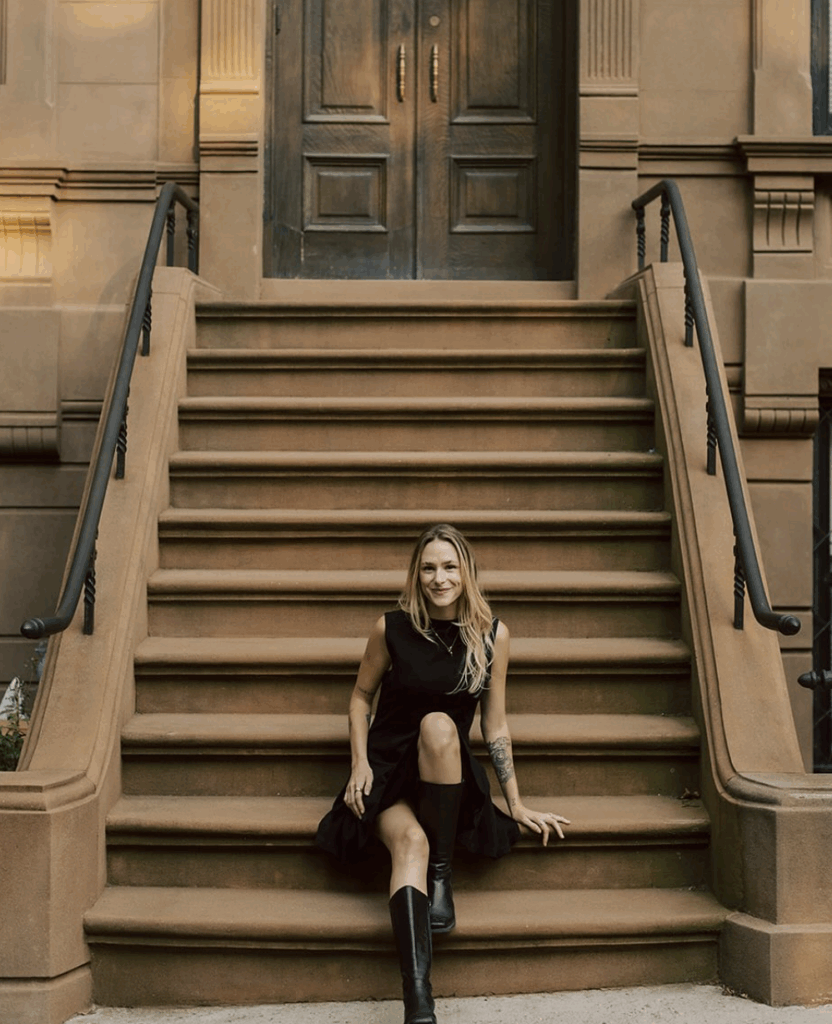 Hayley Folk sitzt auf Stufen