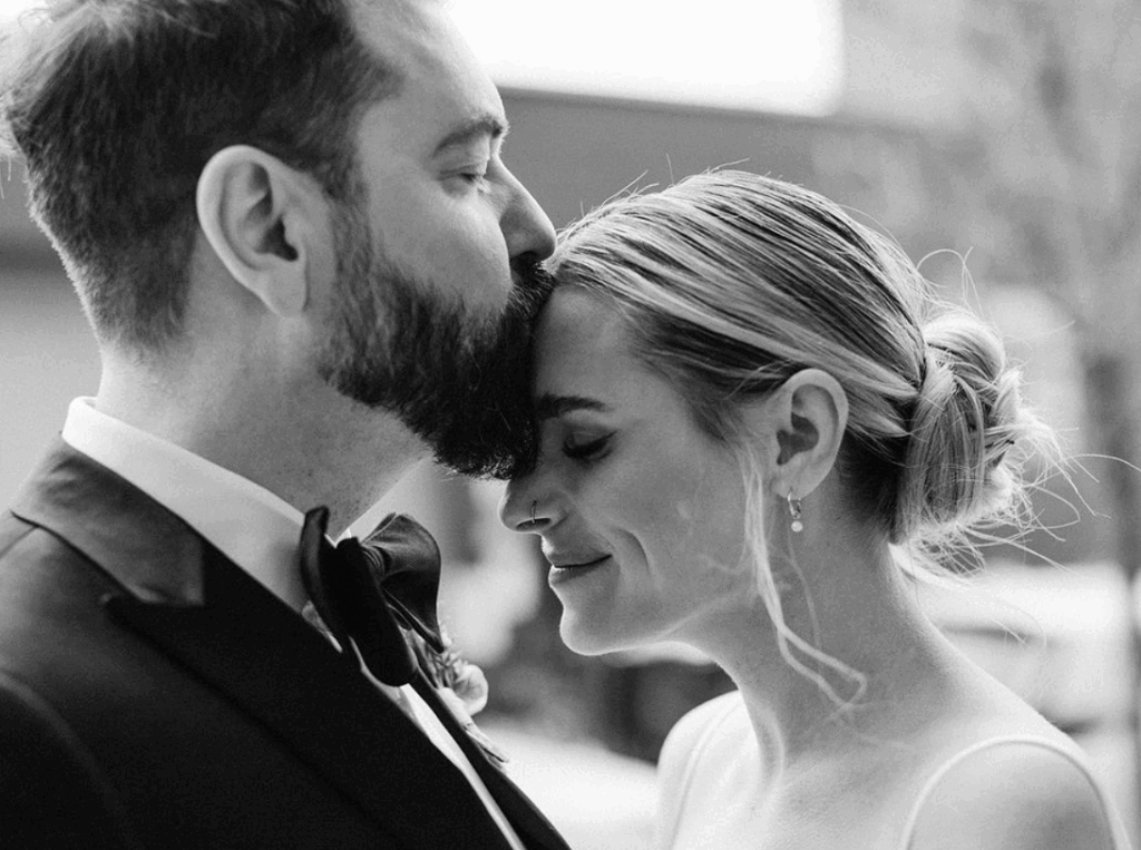 Bräutigam küsst Braut auf die Stirn