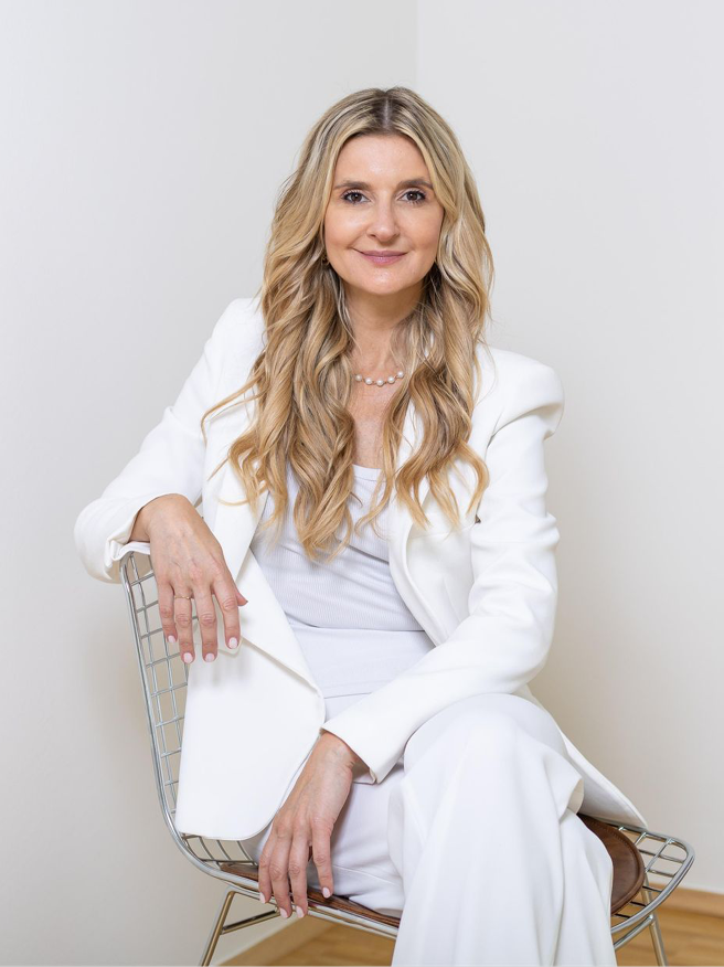 226 09 pjur Landingpage Dr Britta Kuehlmann Portrait